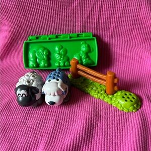 Play-doh Dohville Fuzzy friends farm Sheep Dog Fence 2003 +  animals mold bird